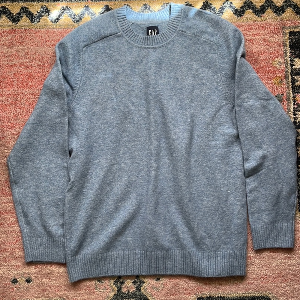 Never worn Gap Men’s crew neck sweater.